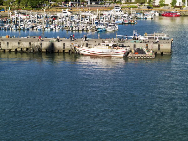 Vissersboten op wharf — Stockfoto