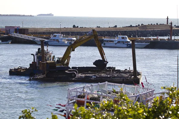 Excavadora máquina construir en el mar — Foto de Stock