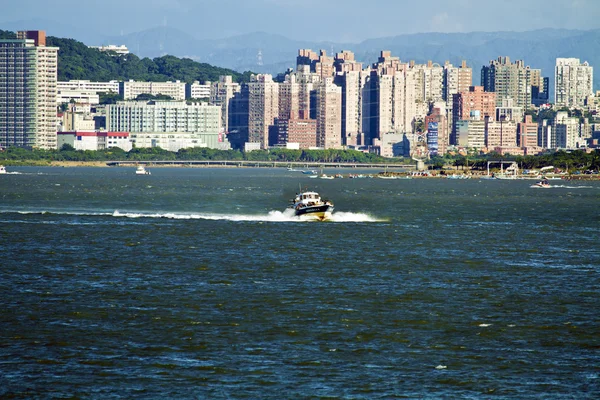 Yacht survolant le paysage de la ville — Photo