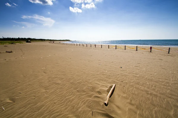Zand strand door zee — Stockfoto