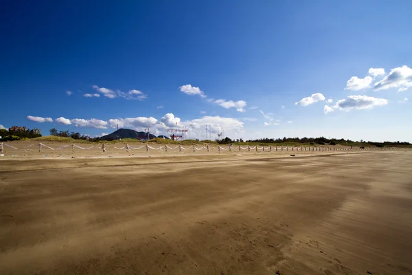 Playa de arena por mar —  Fotos de Stock