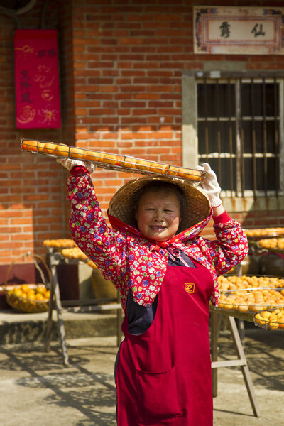 работник по переработке хурмы
