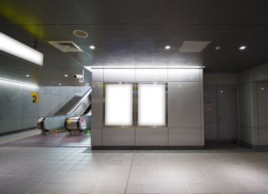metro istasyonunda boş Pano