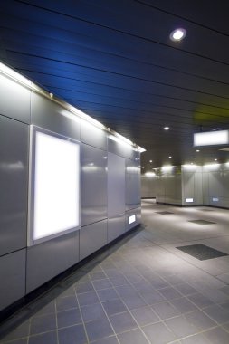 metro istasyonunda boş Pano