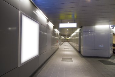 metro istasyonunda boş Pano