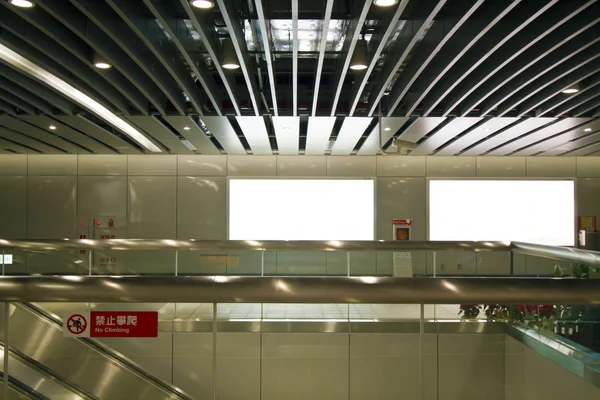 Cartelera en blanco en la estación de metro — Foto de Stock