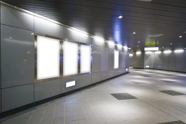 Cartelera en blanco en la estación de metro — Foto de Stock