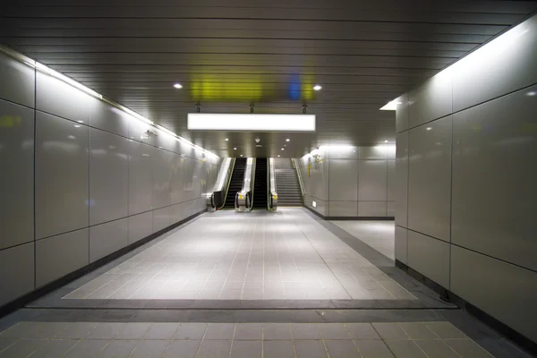 Outdoor em branco na estação de metro — Fotografia de Stock