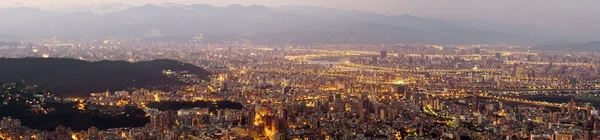 Parorama de la ciudad de taipei en el crepúsculo — Foto de Stock