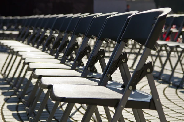 Üres fekete műanyag székek — Stock Fotó
