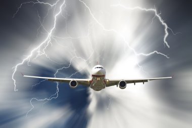 Yağmurlu fırtınalı gökyüzünde seyahat jet