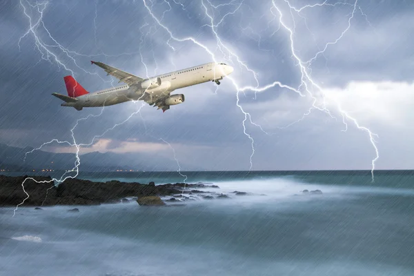 Jet viajando através do céu tempestuoso chuvoso — Fotografia de Stock