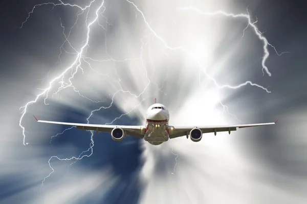 Jet viajando através do céu tempestuoso chuvoso — Fotografia de Stock