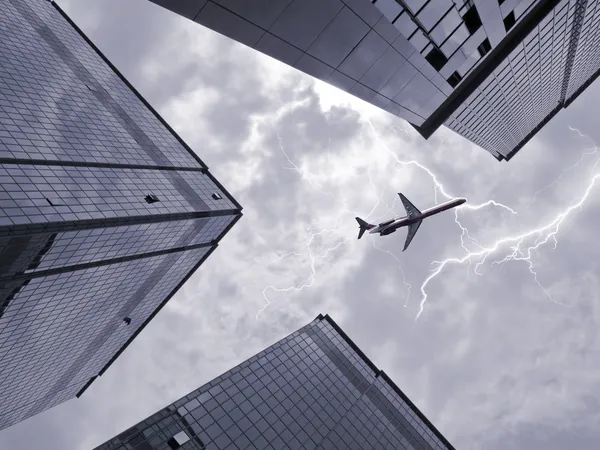 Vista inferior do avião voando acima do arranha-céu — Fotografia de Stock