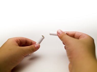 İki parça halinde eller tarafından kırılıyor Sigara