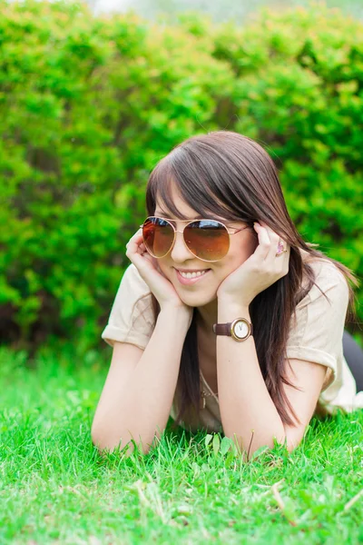 rahatlatıcı ve eğlenceli olan genç bir kadın