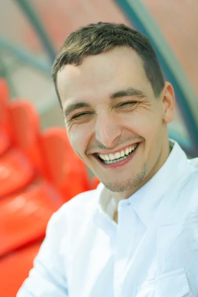 genç çekici iş adamı portre pozu