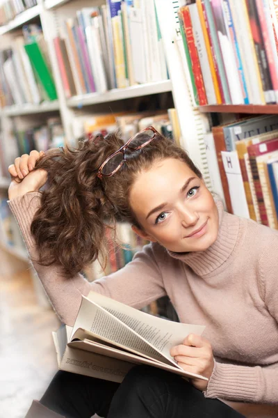 Güzel öğrenci kız.