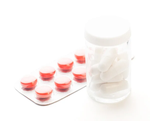 tabletler ve kutu ilaç izole