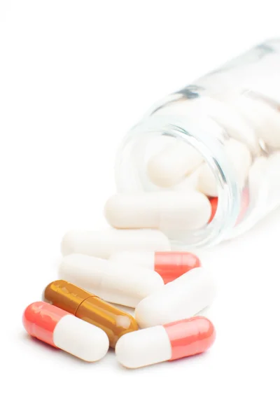 hapları üzerinde beyaz izole kavanoz