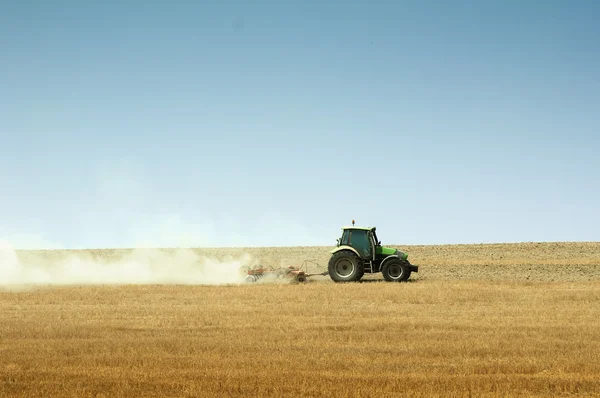 Tractor plowing field — Stock Photo, Image