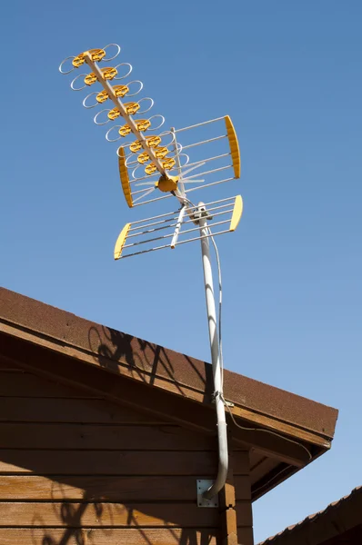 Casa e antena — Fotografia de Stock
