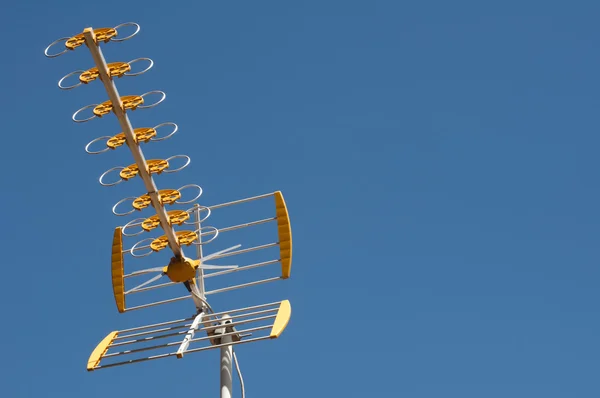 Antena em um céu azul — Fotografia de Stock