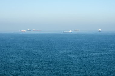 Kargo gemileri denizde.