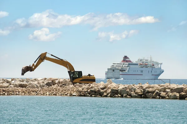 Construyendo un dique. Excavadora poner piedras — Foto de Stock