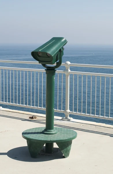 Зеленый туристический телескоп — стоковое фото
