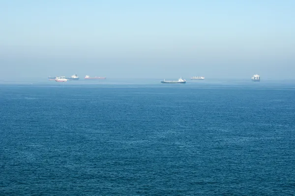 Vrachtschepen op zee. — Stockfoto