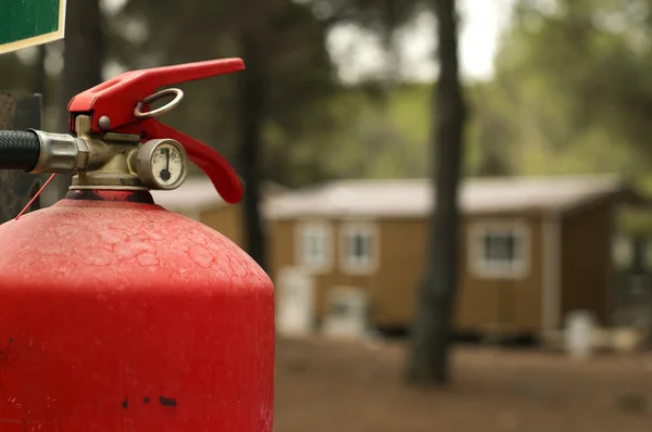 Extintor de incêndio e casas móveis — Fotografia de Stock