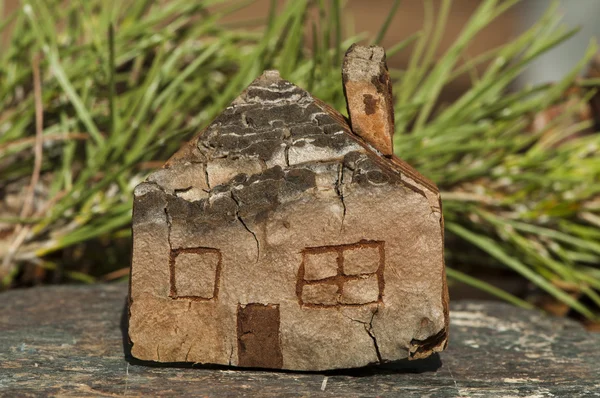 Model van een klein houten huis — Stockfoto