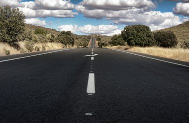 asfalt yol ve beyaz satır işaretleme