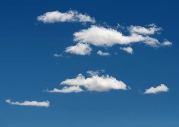 Nuvens brancas no céu azul — Fotografia de Stock