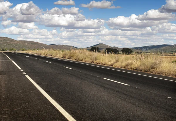 Estrada de asfalto e linha branca marcação — Fotografia de Stock