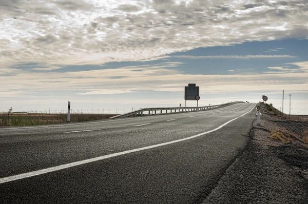 Asfalt yol ve beyaz satır işaretleme — Stok fotoğraf