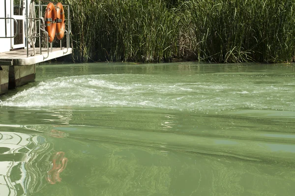 Touristenboot schwimmt auf Fluss — Stockfoto