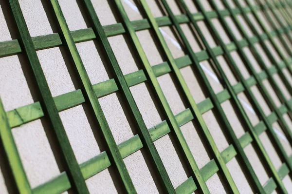 Groene houten rooster muur — Stockfoto