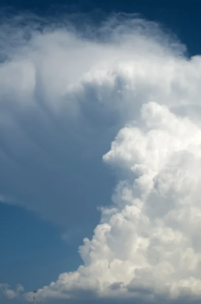 Witte wolken op blauwe lucht voor achtergrond — Stockfoto