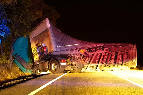 Camión volcado en accidente Imágenes de stock libres de derechos