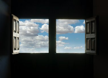 pencere görünümü ve mavi gökyüzü