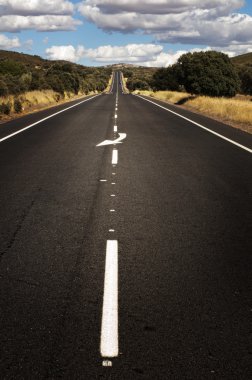 asfalt yol ve beyaz satır işaretleme.