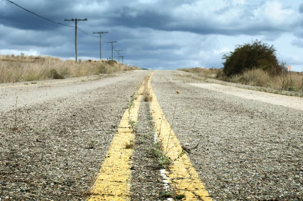 Estrada de asfalto dramática velha — Fotografia de Stock