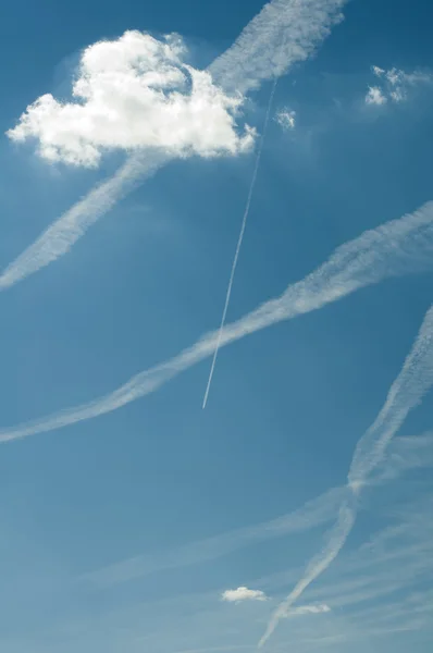 Traces d'avions et de nuages dans le ciel — Photo