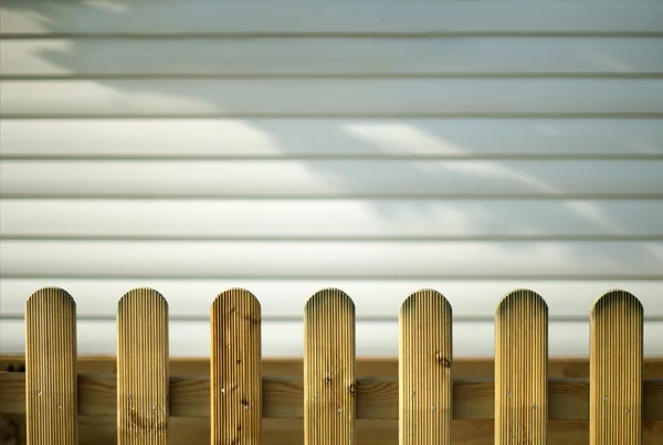 Valla decorativa de madera y pared — Foto de Stock