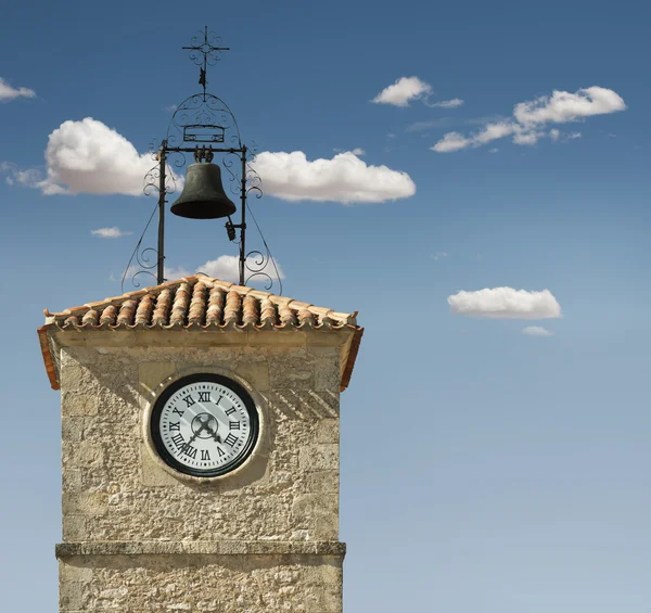 Антикварные часы на здании — стоковое фото