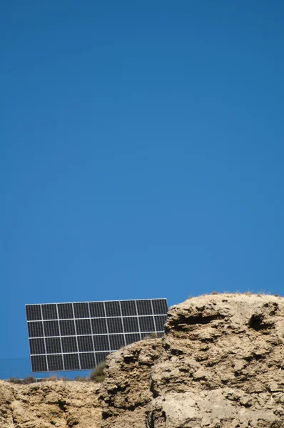 Solpaneler på berget — Stockfoto