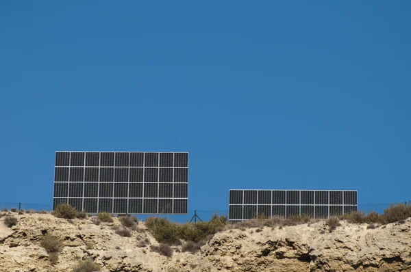 Solpaneler på berget — Stockfoto