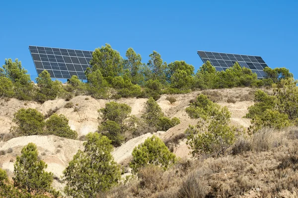 Solpaneler på berget — Stockfoto